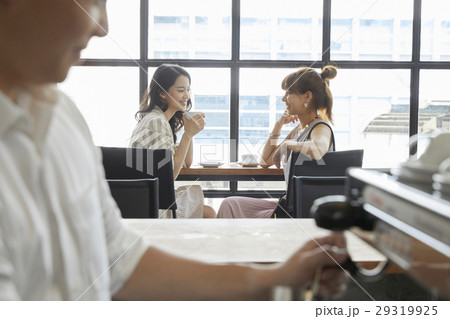 Two young women is discussing for work in a coffee shop 29319925