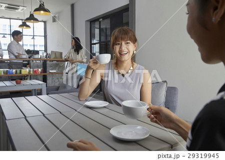 The young woman is meeting with her client in a good harmony The young woman is meeting with her client in a good harmony 29319945