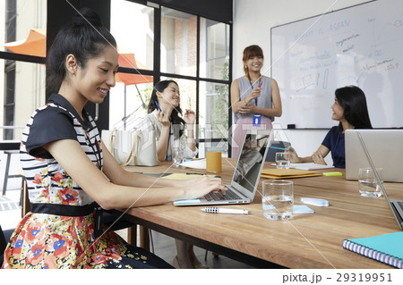 Teamwork where people are eager to exchange ideas 29319951