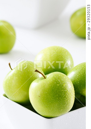 green apples isolated green apples isolated 29320153