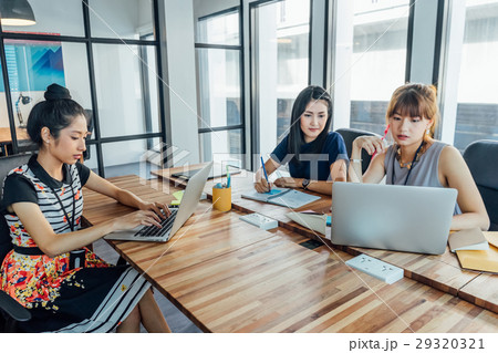 businesswomen are in the meeting room 29320321
