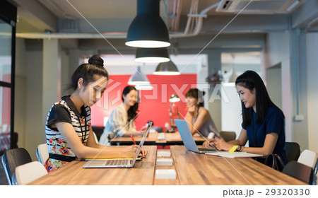 businesswomen are working in the office 29320330
