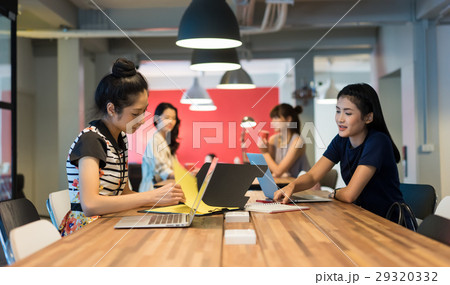 A group of office ladies working in a modern workplace 29320332