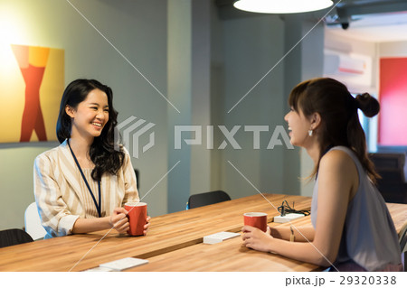 businesswomen are chatting in breaktime businesswomen are chatting in breaktime 29320338