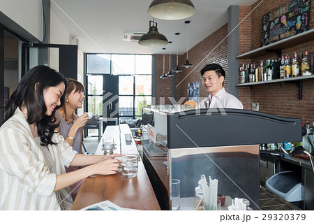 the businesswomen are in the coffee shop 29320379