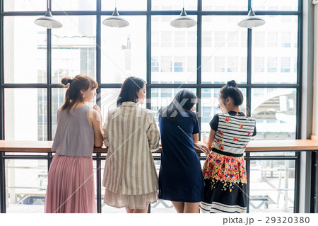 businesswomen are chatting in the pantry 29320380