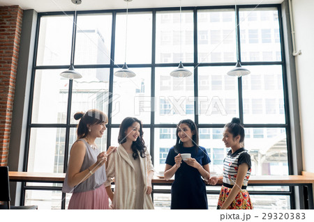 businesswomen are chatting in the pantry 29320383