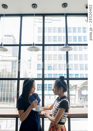 businesswomen are chatting in the pantry. 29320402