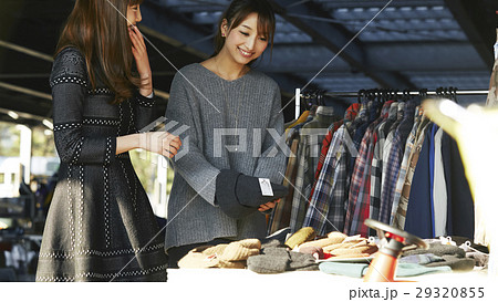 フリーマーケットを楽しむ女性たち 29320855