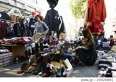 フリーマーケットを楽しむ女性たち フリーマーケットを楽しむ女性たち 29320891