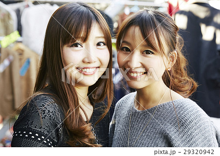 フリーマーケットを楽しむ女性たち フリーマーケットを楽しむ女性たち 29320942
