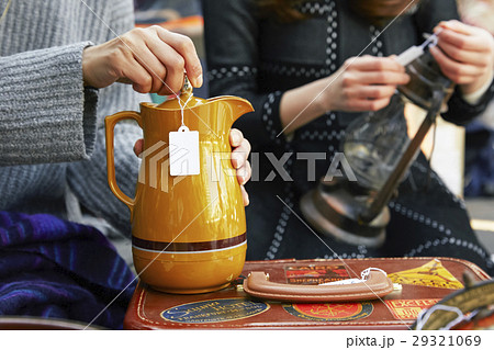 フリーマーケットを楽しむ女性たち 29321069