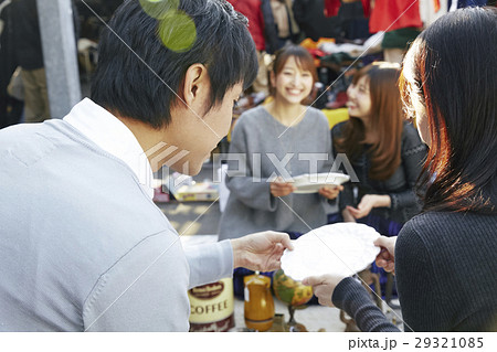 フリーマーケットを楽しむカップル フリーマーケットを楽しむカップル 29321085
