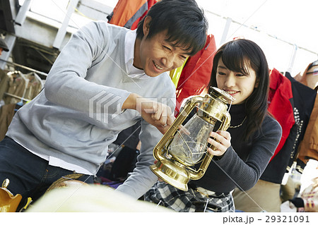 フリーマーケットを楽しむカップル フリーマーケットを楽しむカップル 29321091