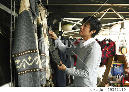 フリーマーケットを楽しむ男性 29321110