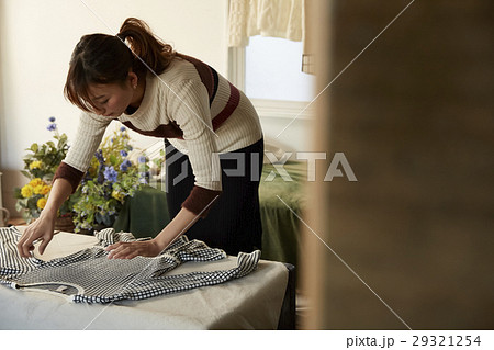 ネットオークションを楽しむ女性たち ネットオークションを楽しむ女性たち 29321254