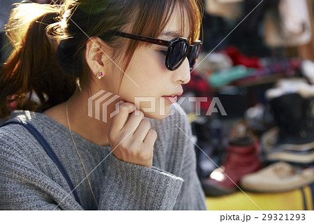 フリーマーケットを楽しむ女性 29321293