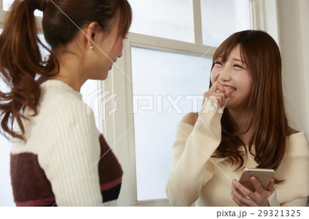 ネットオークションを楽しむ女性たち ネットオークションを楽しむ女性たち 29321325