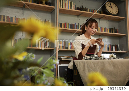 ネットオークションを楽しむ女性 ネットオークションを楽しむ女性 29321339