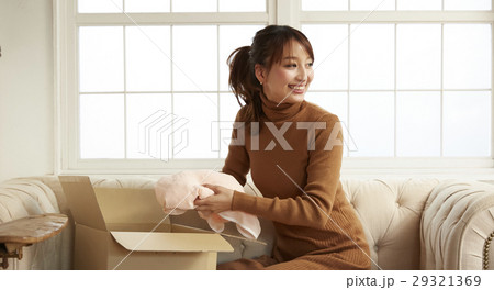 ネットオークションを楽しむ女性 ネットオークションを楽しむ女性 29321369