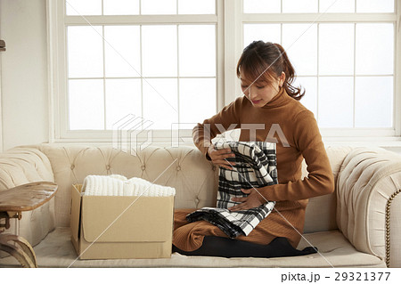 ネットオークションを楽しむ女性 29321377
