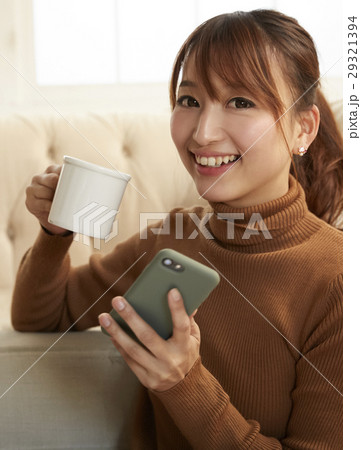 スマホを見る女性 29321394