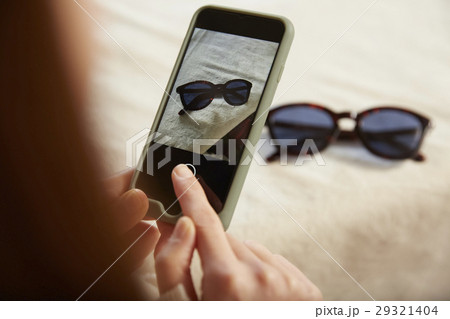 ネットオークションを楽しむ女性 ネットオークションを楽しむ女性 29321404