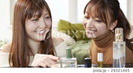 ネットオークションを楽しむ女性たち 29321405
