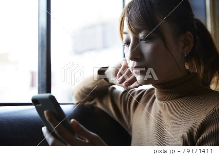 スマホを見る女性 スマホを見る女性 29321411