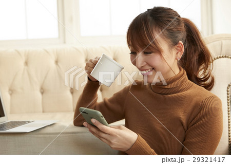 スマホを見る女性 スマホを見る女性 29321417