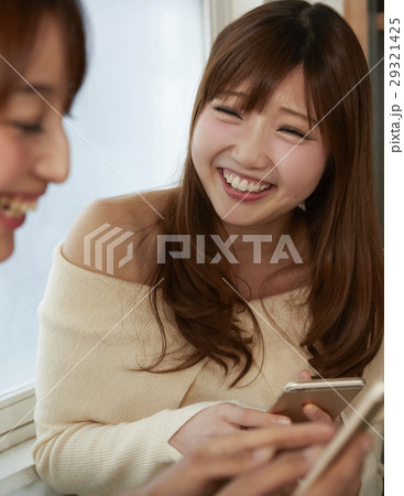 ネットオークションを楽しむ女性たち ネットオークションを楽しむ女性たち 29321425