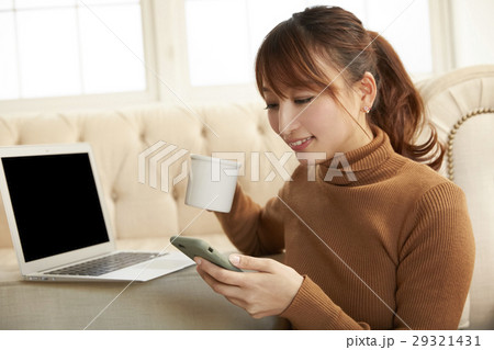 スマホを見る女性 スマホを見る女性 29321431