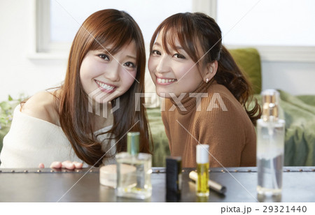 ネットオークションを楽しむ女性たち ネットオークションを楽しむ女性たち 29321440