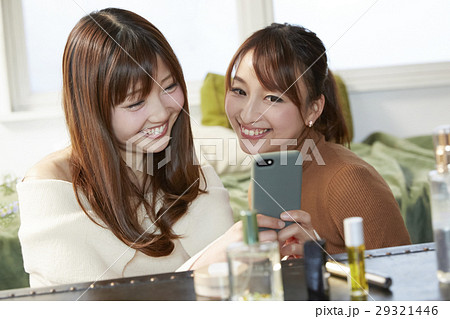 ネットオークションを楽しむ女性たち ネットオークションを楽しむ女性たち 29321446