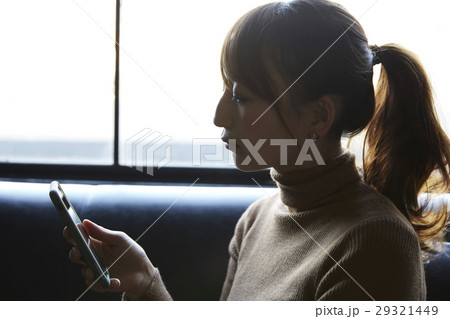 スマホを見る女性 スマホを見る女性 29321449