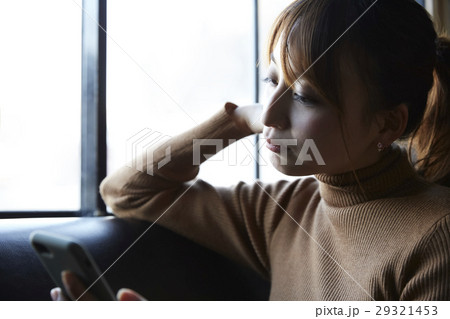 スマホを見る女性 29321453