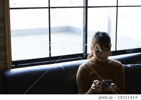スマホを見る女性 スマホを見る女性 29321454