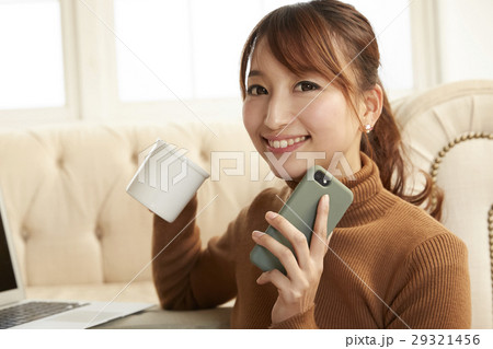 スマホを見る女性 29321456