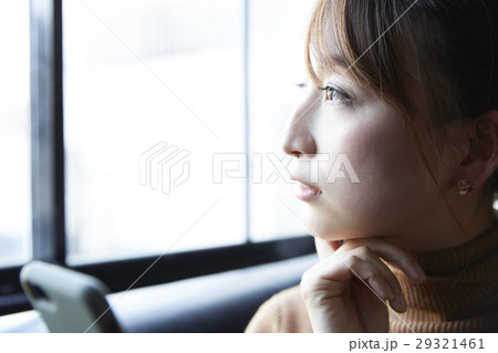 スマホを見る女性 スマホを見る女性 29321461