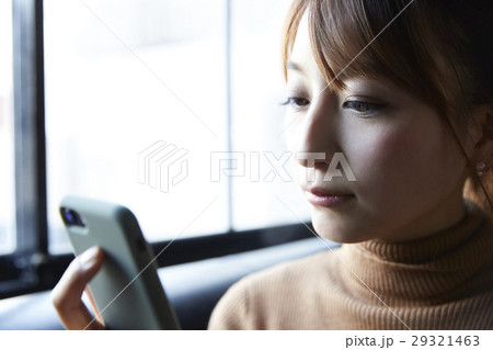 スマホを見る女性 スマホを見る女性 29321463