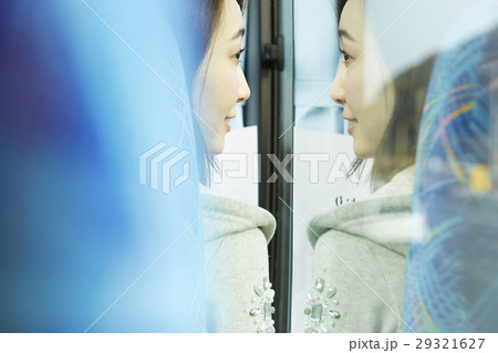 バスツアー　バス　女性 29321627