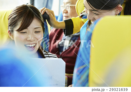 バスツアー　バス　女性 29321639