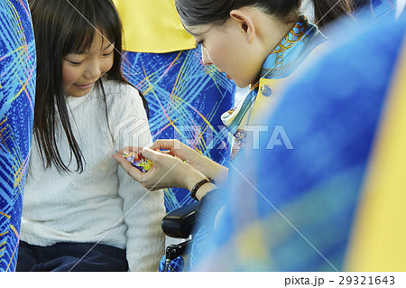 バスツアー バス 子供の写真素材