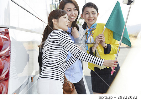 バスツアー　バス　女性 29322032