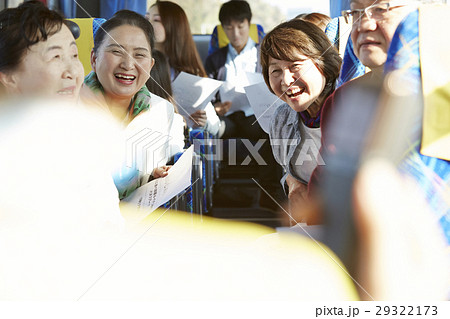 バスツアー　バス　乗客 29322173