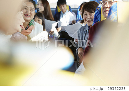 バスツアー　バス　乗客 29322223