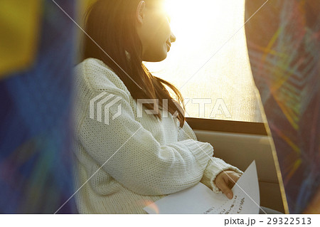 女性　高速道路　道路 29322513