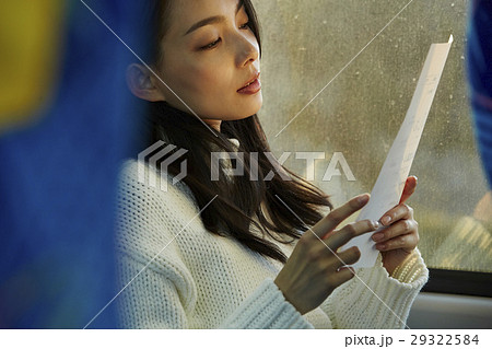 女性　高速道路　道路 29322584