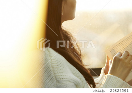 読書する女性　高速道路　道路 29322591