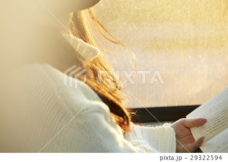 読書する女性 高速道路 道路 読書する女性 高速道路 道路 29322594
